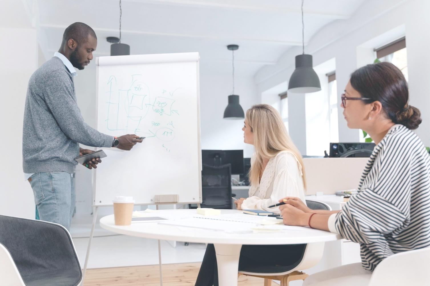 Session de conseil personnalisé avec analyse de documents financiers